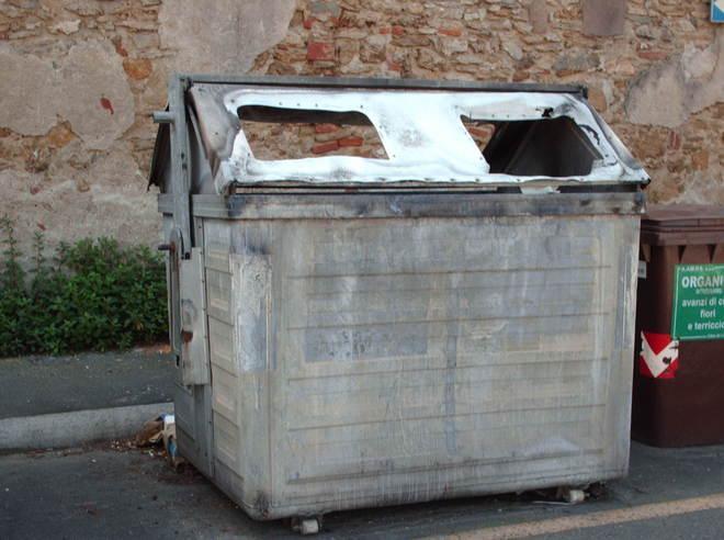 A fuoco 31 cassonetti, danni per 20mila euro 