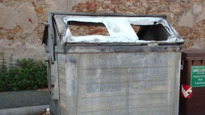 A fuoco 31 cassonetti, danni per 20mila euro