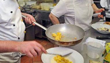 Cacciato dopo l’ispezione: cuoco fa causa al locale 