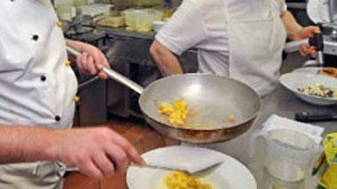 Cacciato dopo l’ispezione: cuoco fa causa al locale