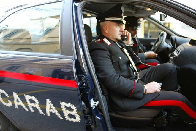 Lo scoprono a rubare e lui minaccia il vigilante