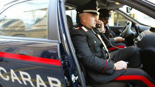 Lo scoprono a rubare e lui minaccia il vigilante