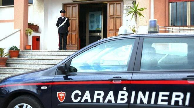 Bambina si chiude nell’auto, liberata dai carabinieri 