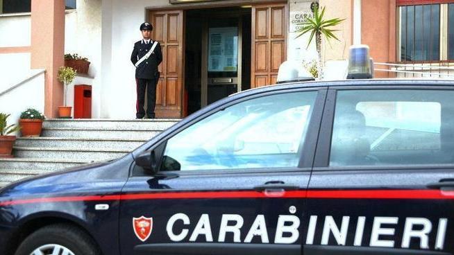 Bambina si chiude nell’auto, liberata dai carabinieri