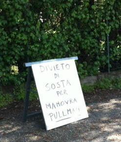 Bus e sosta selvaggia, spuntano cartelli fai da te per le manovre 