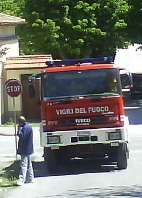 Guasto ai freni Auto finisce sul tubo del gas