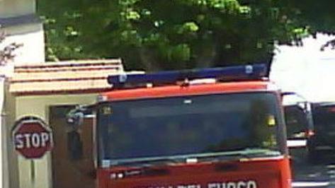 Guasto ai freni Auto finisce sul tubo del gas