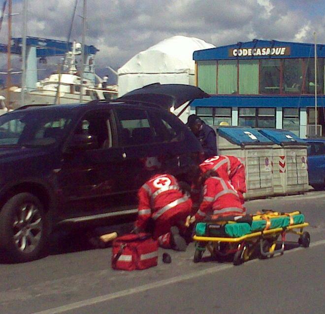 Suv in retromarcia investe anziana donna