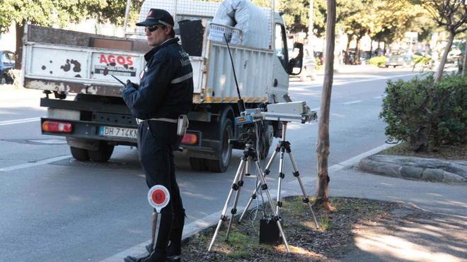 Motociclisti rubano l’autovelox davanti agli occhi dei vigili