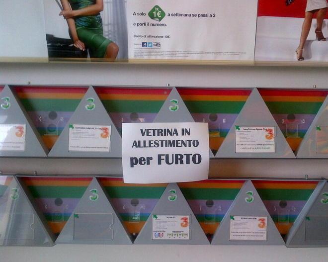 Svaligiato un altro negozio di telefonia Il bottino si aggira sui 20mila euro 