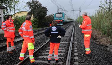 Si getta sotto il treno, rimane illesa 