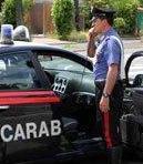 Strappa la borsa a un’anziana Fermato da due passanti