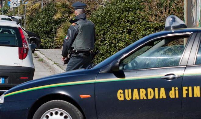 Fugge all’alt dei finanzieri nei guai un giovane 