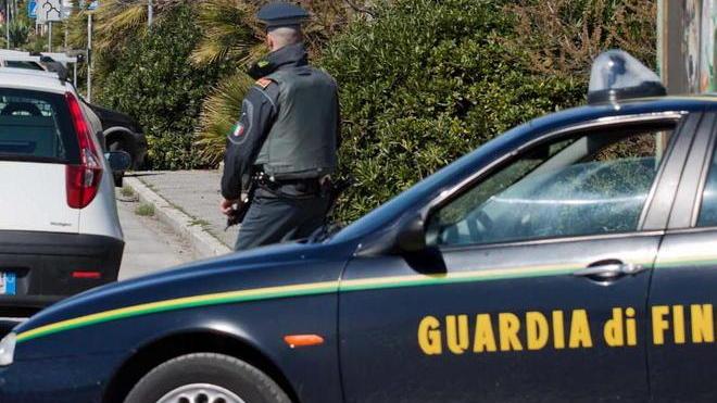 Fugge all’alt dei finanzieri nei guai un giovane