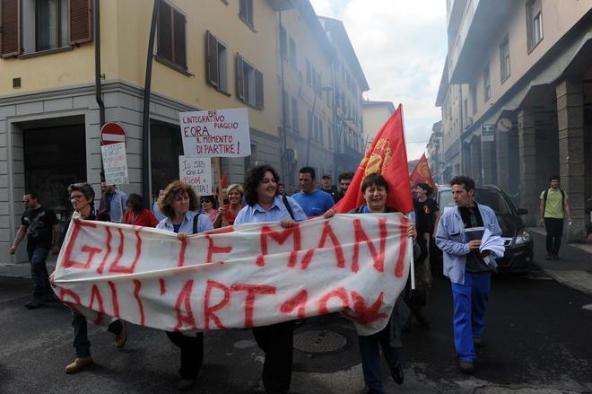 Lite sugli slogan a Pontedera, il corteo dei lavoratori si spacca tra Cgil e Fiom 