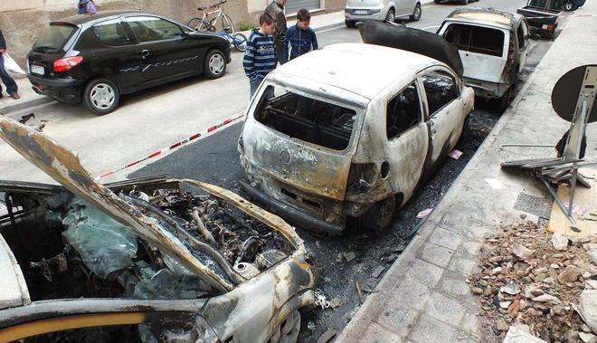 Tre auto distrutte dal fuoco, paura in centro a Piombino 