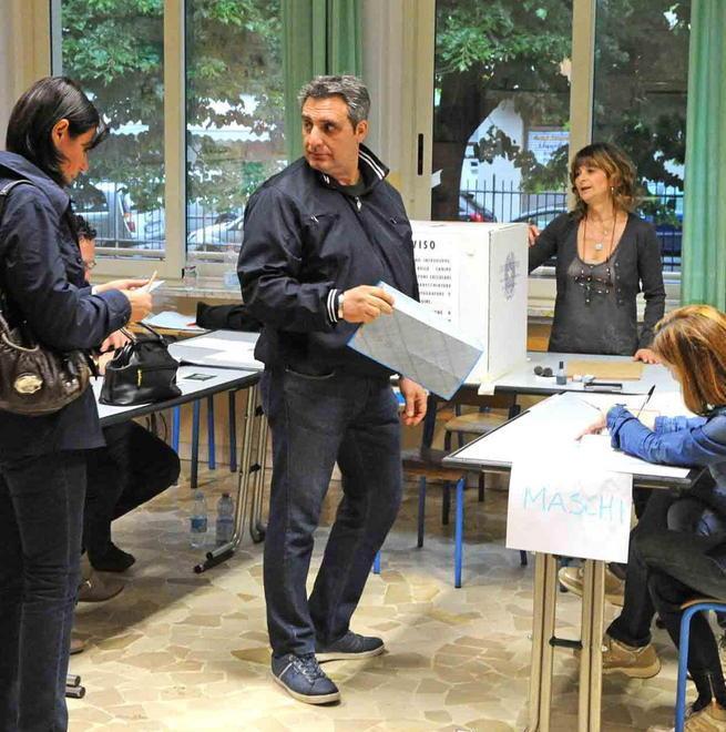 Pioggia e sfiducia segnano il voto in crescita l’astensione dalle urne 