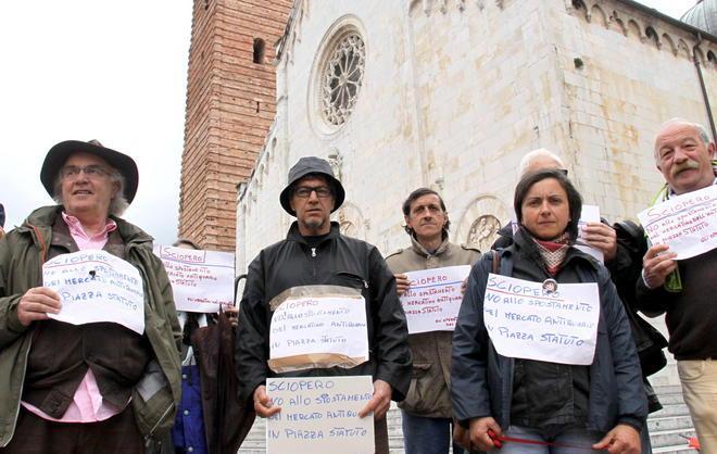 Gli ambulanti contestano Mori 