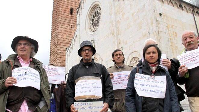 Gli ambulanti contestano Mori