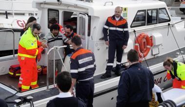 Incidente su una motocisterna, marittimo precipita da quattro metri 