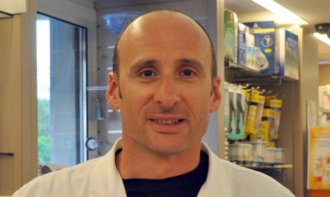 Rapina in farmacia, commesso minacciato con la pistola 