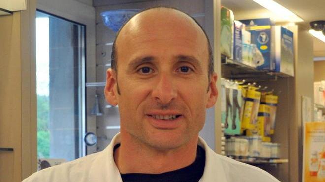Rapina in farmacia, commesso minacciato con la pistola