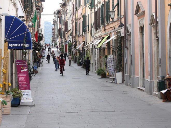 «Lombardi cacci Mori» I residenti all’attacco