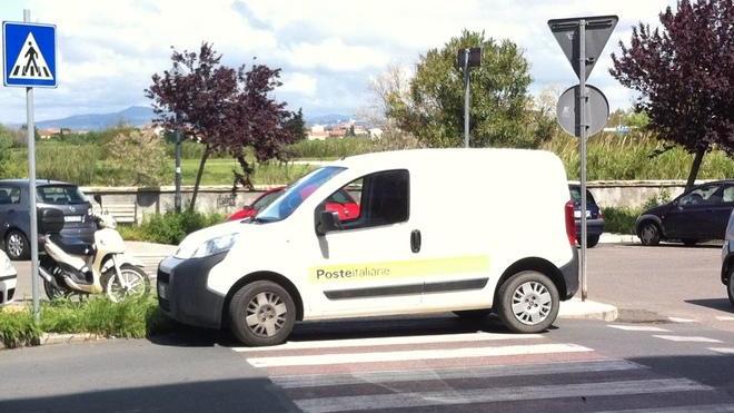 Anche il postino sulle strisce pedonali