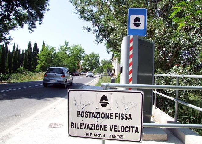 Crisi, più prudenti in auto e diminuiscono le multe 