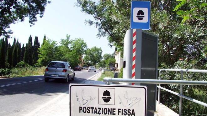 Crisi, più prudenti in auto e diminuiscono le multe