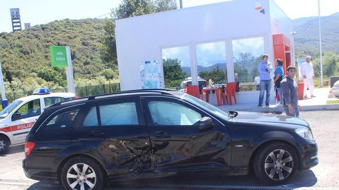 Si schianta con la moto su un’auto, grave centauro