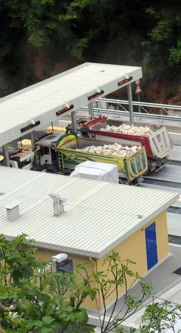Camion di scaglie fa retromarcia e si incastra alla pesa 