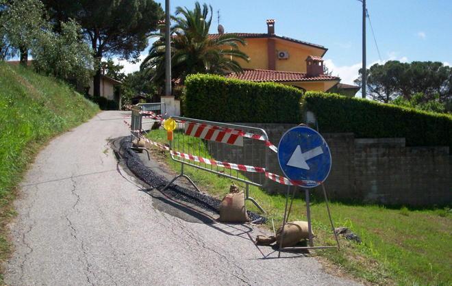 Frana la strada lungo via Taccione ora a senso unico