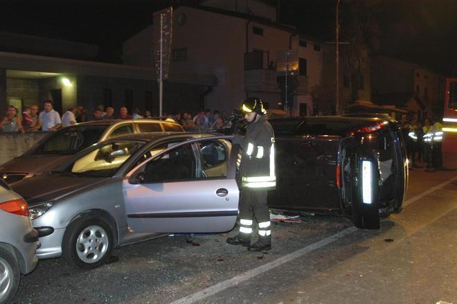 Auto si ribalta e ne danneggia sette in sosta. Grave il conducente 
