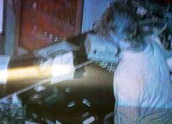 Ladro immortalato dalle telecamere mentre ruba in un bar 