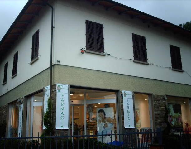 Rapinatore in farmacia minaccia con un cacciavite 