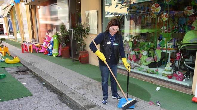 Studenti-vandali: commesse costrette a ripulire le strade