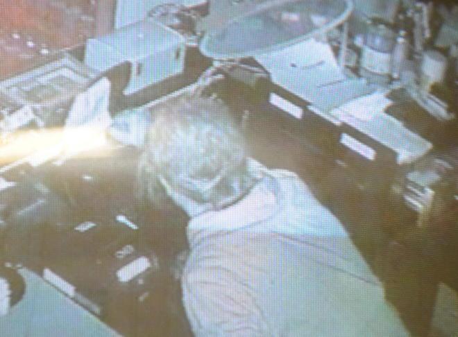 Ladro in azione ripreso dalle telecamere 
