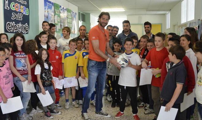 Autografi e foto tra i bambini delle elementari 