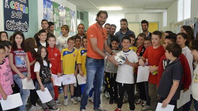 Autografi e foto tra i bambini delle elementari