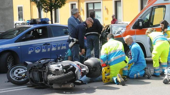 Giovane finisce all’ospedale nello scontro auto-scooter