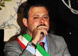 Crisi: suicidi, in comune toscano bandiere listate a lutto 