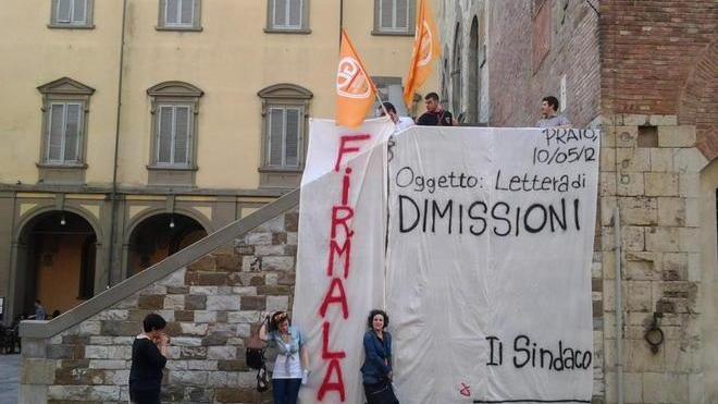 Uno striscione esposto sul palazzo pretorio «Sindaco, firma le tue dimissioni»