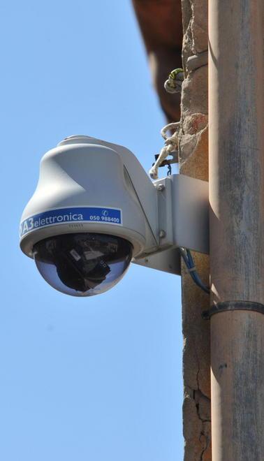 Il fornitore si riprende le videocamere dal centro 