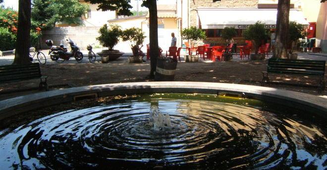 Danneggiata la fontana Borchi: «Segnalate i vandali»
