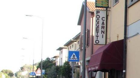 «Vigilantes privati fuori dalla farmacia per tutto il giorno»