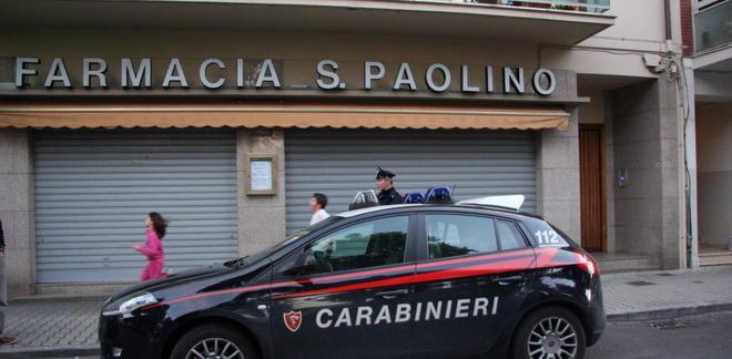 Rapinatore solitario assalta la farmacia 
