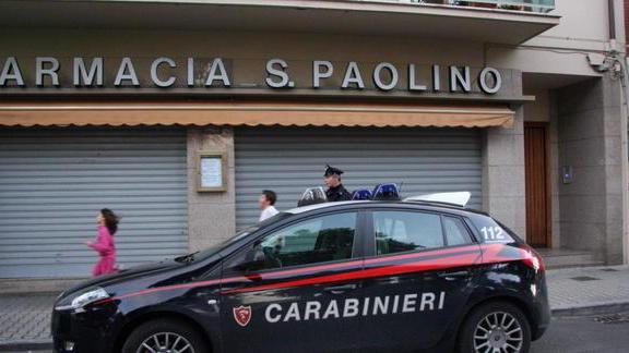 Rapinatore solitario assalta la farmacia
