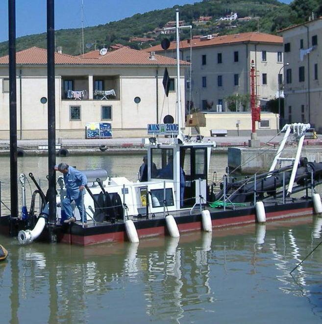 La draga al lavoro all’imboccatura del porto la sabbia servirà ad allungare l’arenile