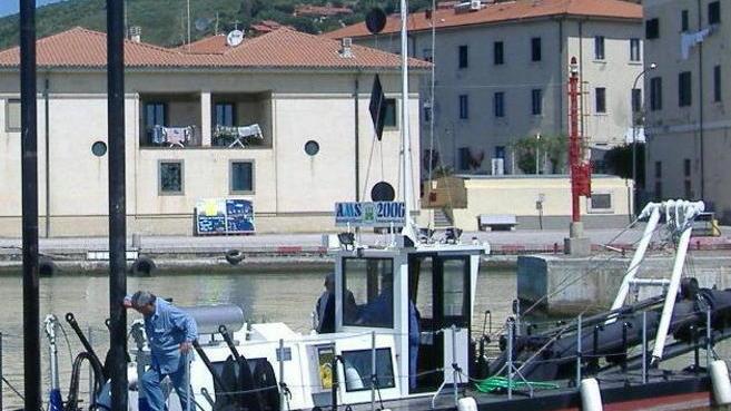 La draga al lavoro all’imboccatura del porto la sabbia servirà ad allungare l’arenile